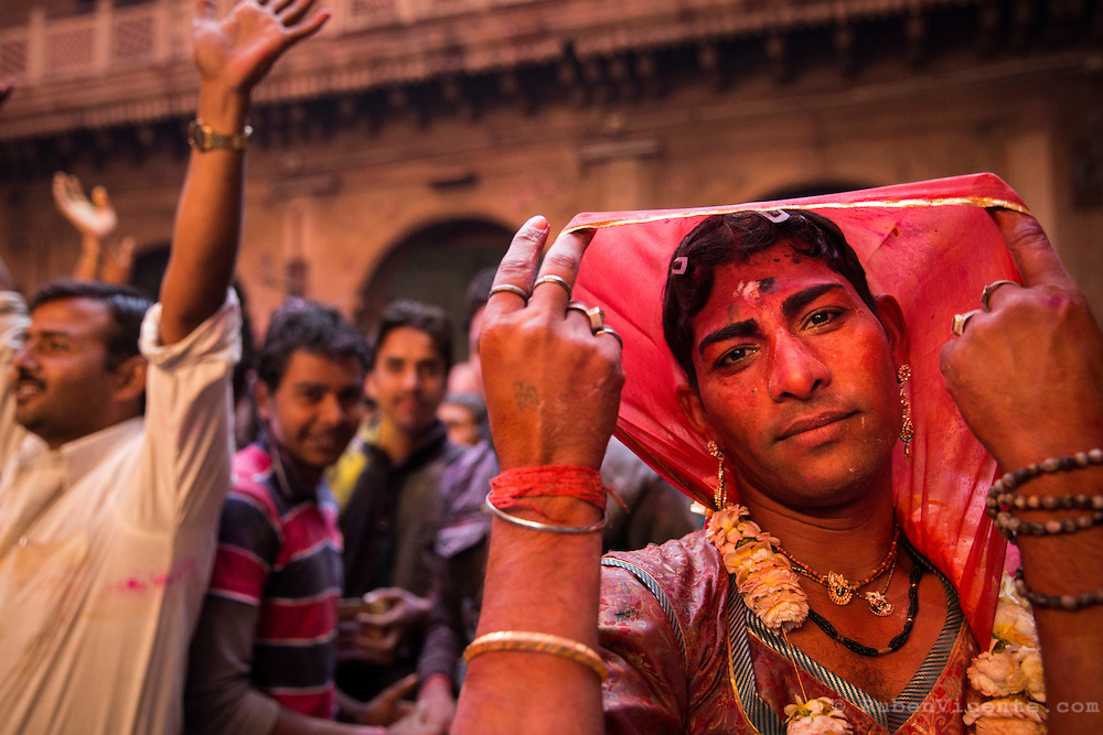 В Индии на меня напали трансвеститы... Hijra dancing inside Bankey Bihari temple during Holi celebrations
