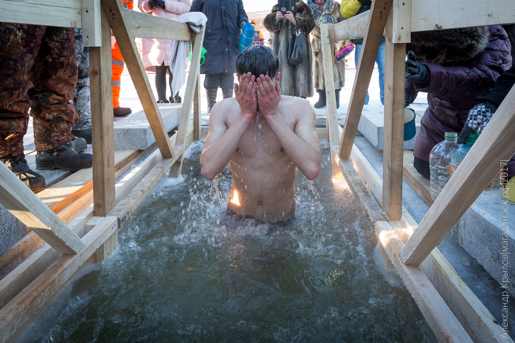 В лютый мороз магаданцы пошли окунаться в крещенскую купель (ШОК фото) 