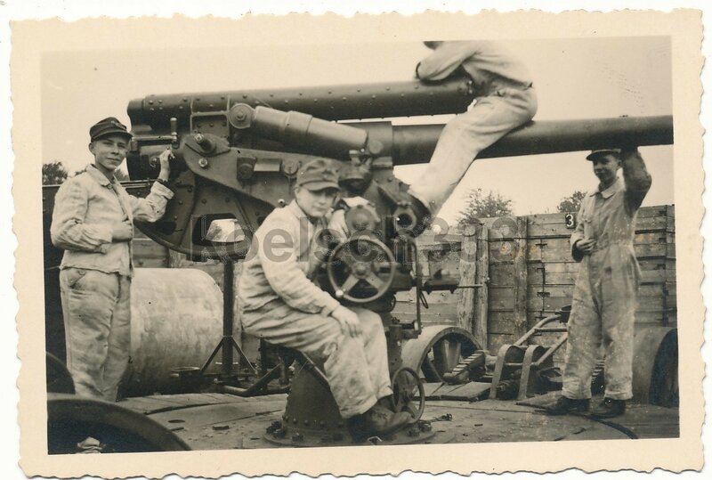  В непривычном калибре 8.35cm Flak M22t AA gun and Flak Helfer crew in position in Heimatfront-.jpg