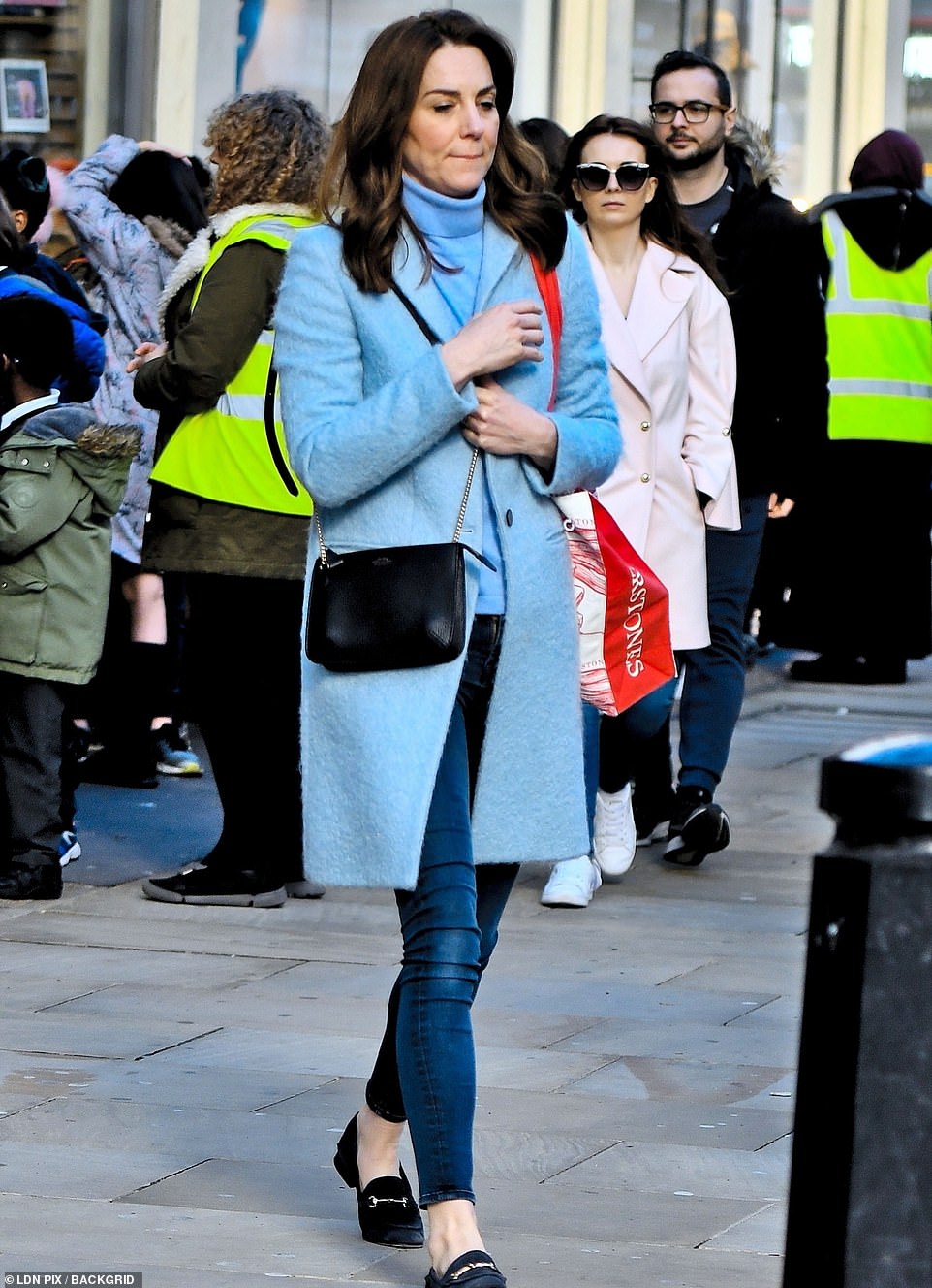 В пятницу Кейт была замечена в Лондоне после посещения книжного магазина https://i.dailymail.co.uk/1s/2020/03/07/16/25662134-8086047-Kate_walked_with_the_Waterstones_bag_slung_over_her_shoulder-a-103_1583598126517.jpg