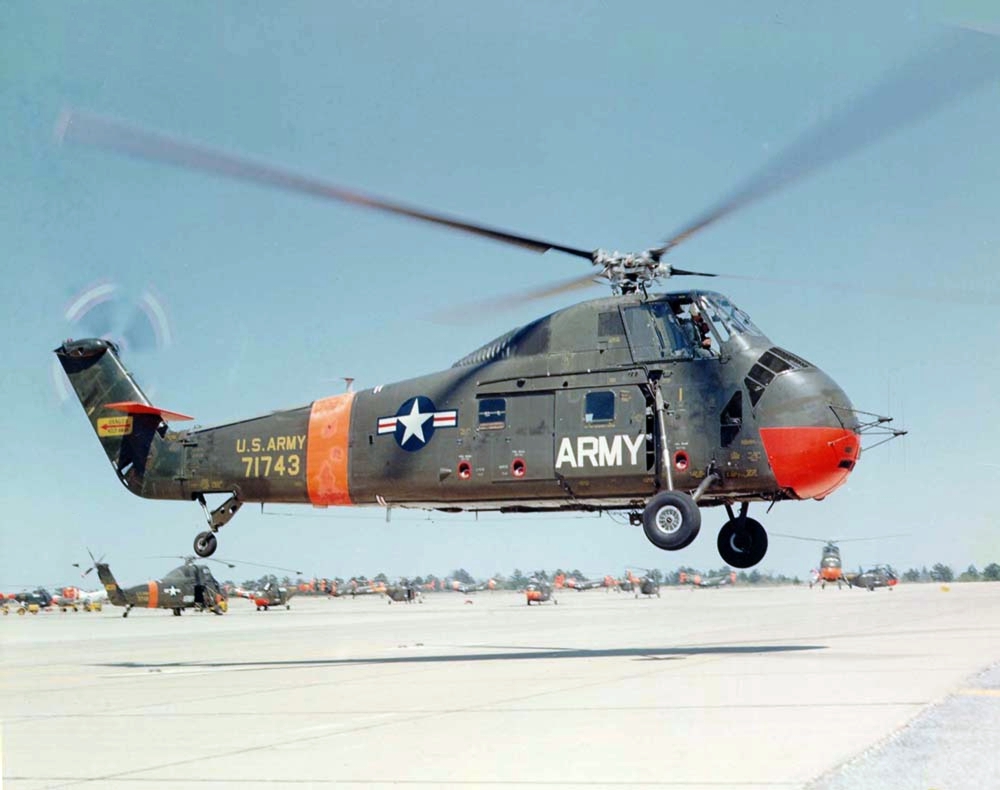 ÐÐµÑÑÐ¾Ð»ÑÑ Sikorsky CH-34C Choctaw Ð°ÑÐ¼Ð¸Ð¸ Ð¡Ð¨Ð (ÑÐµÑÐ¸Ð¹Ð½ÑÐ¹ Ð½Ð¾Ð¼ÐµÑ 57-1743) Ð² Ð¿Ð¾Ð»ÐµÑÐµ.