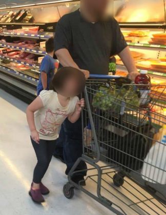 В сети возмущены мужчиной, привязавшим дочь за волосы к тележке в супермаркете 