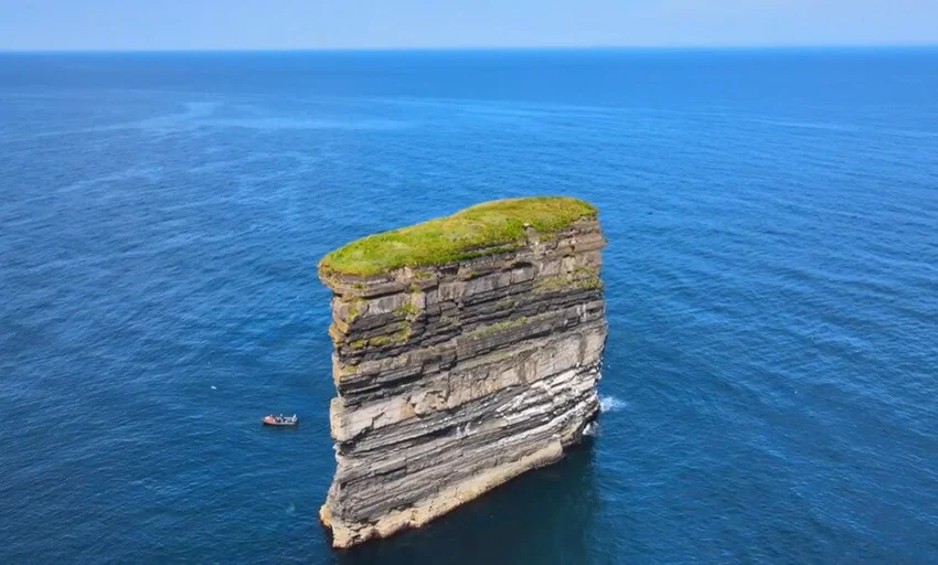 Великолепная скала суровой Ирландии 