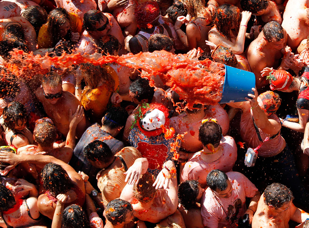 Веселый томатный бой в Испании 