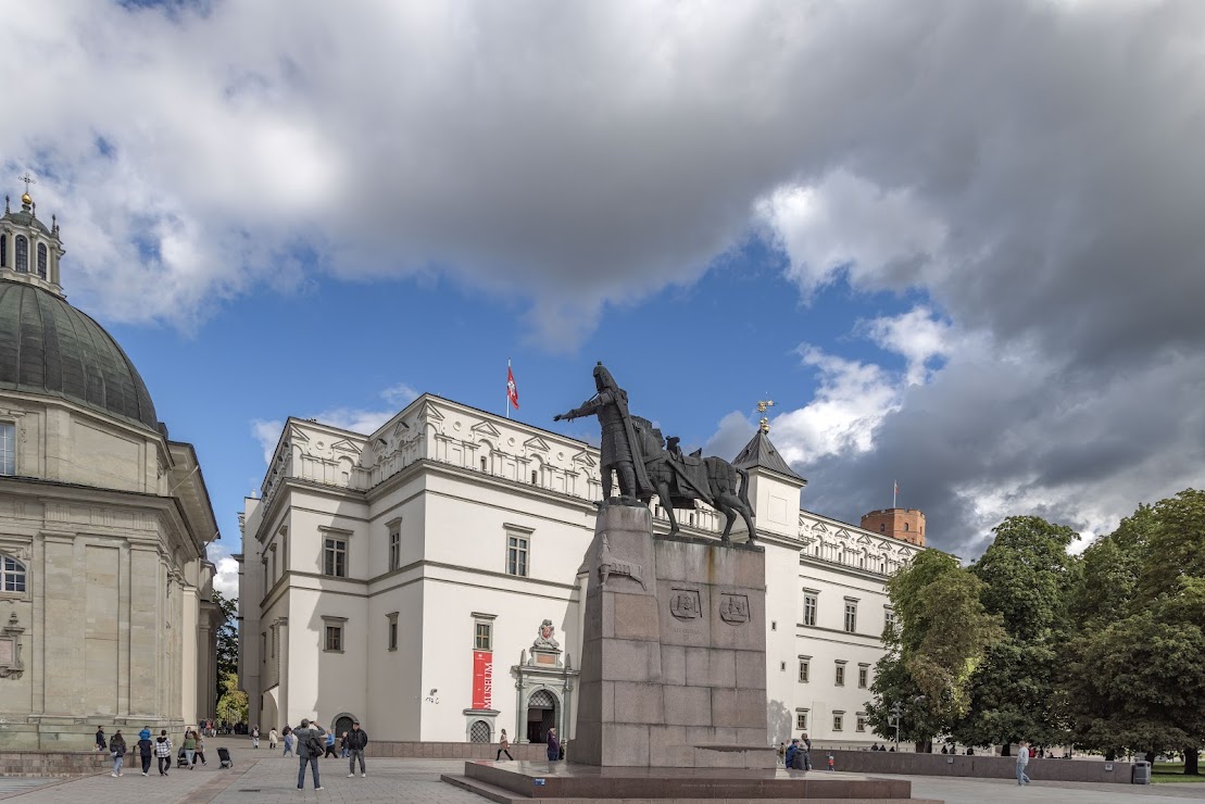 Vilnius, прогулка по центру  Vilnius, прогулка по центру