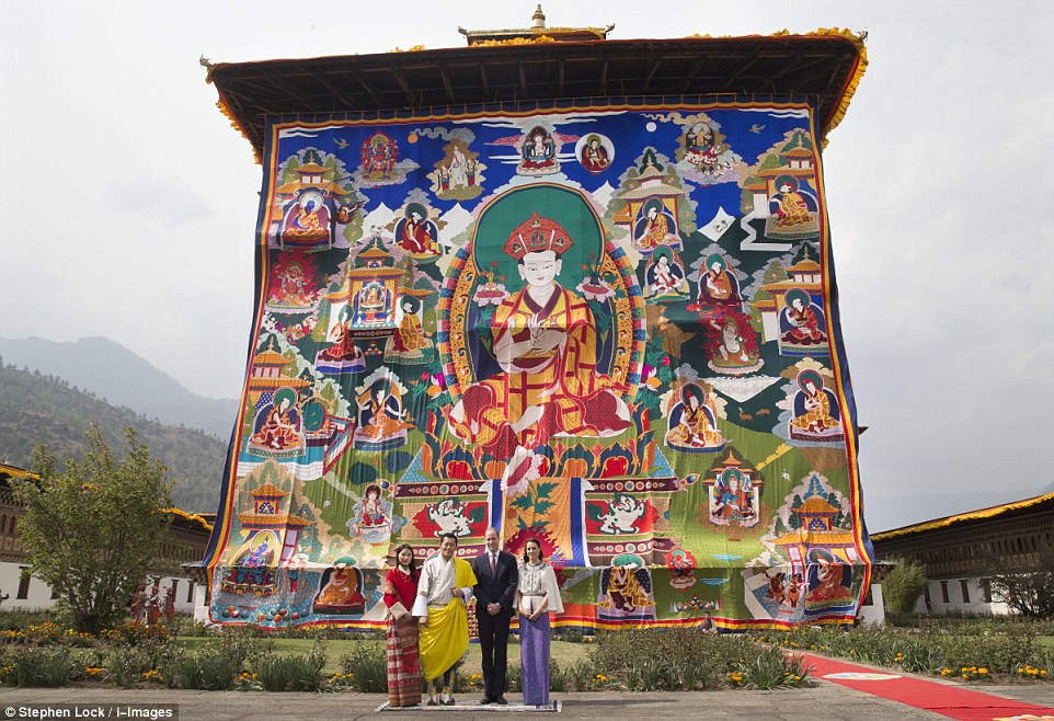 Визит герцога и герцогини Кембриджских в Бутан, день 1 (встреча с королевской четой Бутана) The Duke and Duchess of Cambridge pose for photographs with the King and Queen of Bhutan in front of the Tashichho Dzong Temple