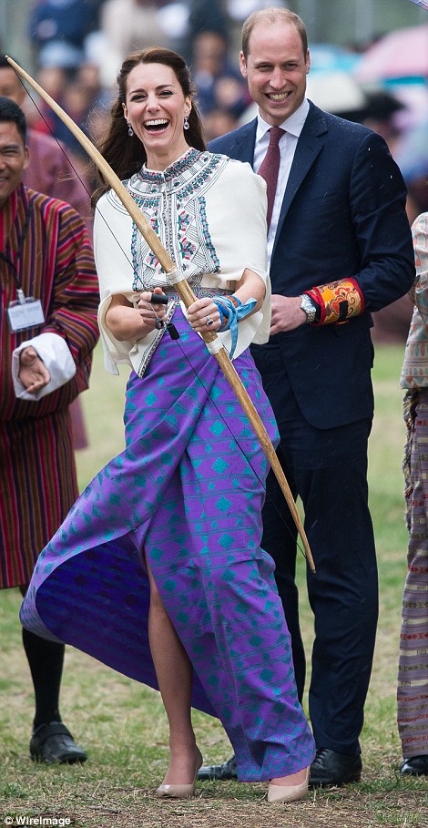Визит герцога и герцогини Кембриджских в Бутан, день 1 (встреча с королевской четой Бутана) Duchess of Cambridge and Prince William react are taking part in archery at Thimphus open-air archery venue