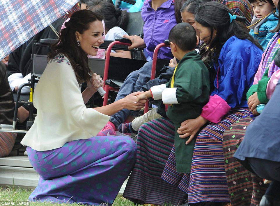 Визит герцога и герцогини Кембриджских в Бутан, день 1 (встреча с королевской четой Бутана) Royal greeting: The Duchess of Cambridge meet local children before trying their hand at archery in Thimpu, Bhutan
