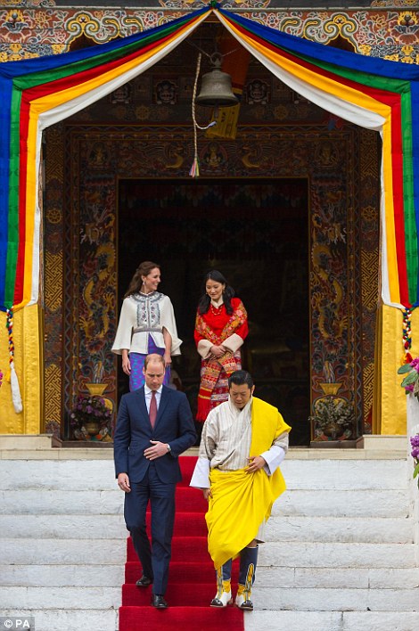 Визит герцога и герцогини Кембриджских в Бутан, день 1 (встреча с королевской четой Бутана) The Duke and Duchess of Cambridge with King Jigme Khesar Namgyel Wangchuck and Queen Jetsun Pema of Bhutan at Tashichho Dzong, in Thimphu, Bhutan