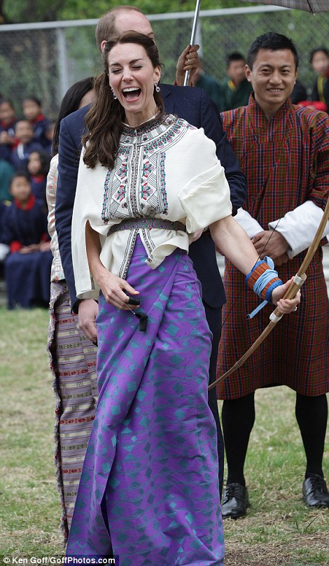 Визит герцога и герцогини Кембриджских в Бутан, день 1 (встреча с королевской четой Бутана) The Duke and Duchess of Cambridge arrive in Bhutan for a two-day visit