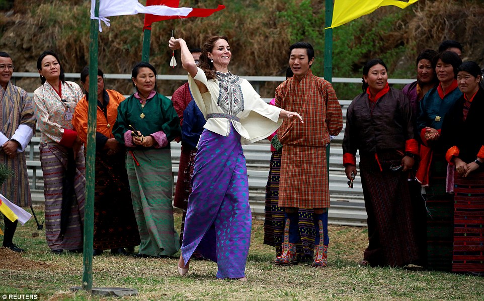 Визит герцога и герцогини Кембриджских в Бутан, день 1 (встреча с королевской четой Бутана) The Duchess of Cambridge throws a dart while playing the traditional game of Khuru at the Changlimithang Archery Ground in Bhutan