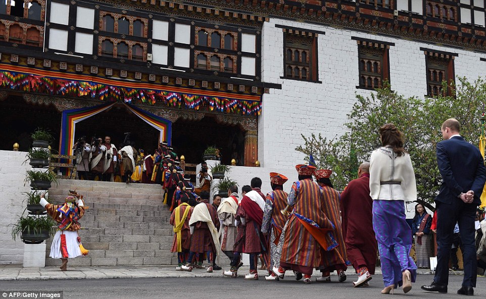 Визит герцога и герцогини Кембриджских в Бутан, день 1 (встреча с королевской четой Бутана) Grand entrance: The British royals arrive at Thimpgu Dzong, where they took part in a Chipdrel, a traditional welcome ceremony