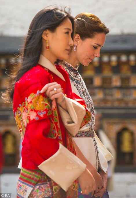 Визит герцога и герцогини Кембриджских в Бутан, день 1 (встреча с королевской четой Бутана) The Duchess of Cambridge with Queen of Bhutan Jetsun Pema at Tashichho Dzong