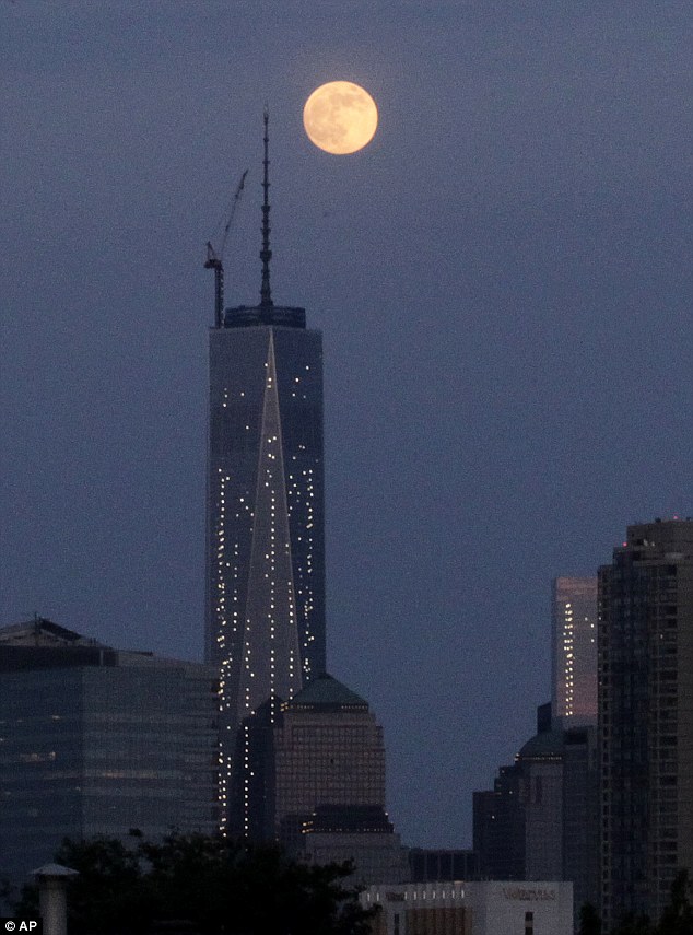 я периодически рассказываю о том, что Луна наклонилась с положения The moon is seen in its waxing gibbous stage as it rises over Lower Manhattan, including One World Trade Center, center, seen from The Heights neighborhood of Jersey City, N.J.
