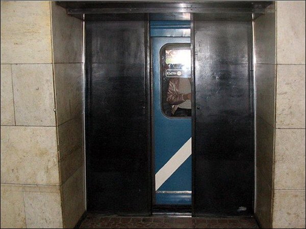 Зачем в Ленинградском метро строили станции с дверьми на платформе? 