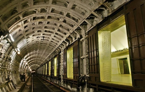 Зачем в Ленинградском метро строили станции с дверьми на платформе? 