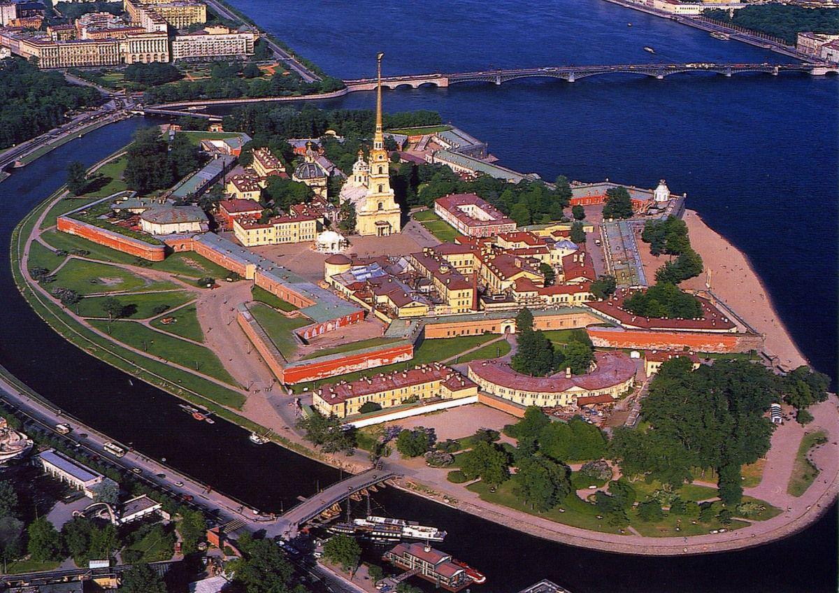 Неповторимое очарование Санкт-Петербурга: разводные мосты, Петропавловская крепость и ночная иллюминация в культурной столице России