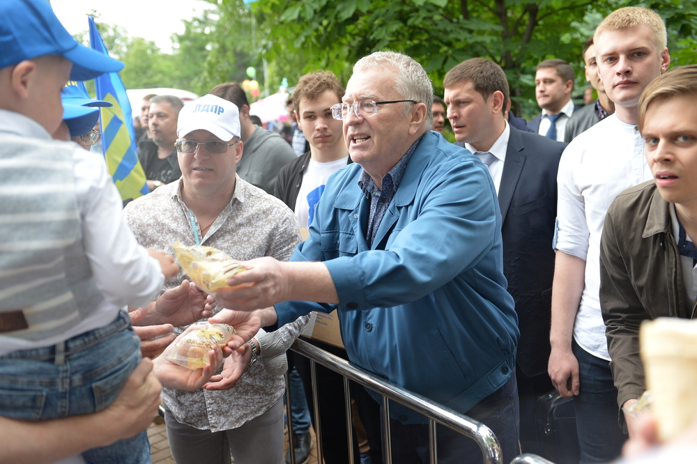 В.В. Жириновский угостил всех бесплатным мороженым на празднике в парке «Сокольники» в Москве